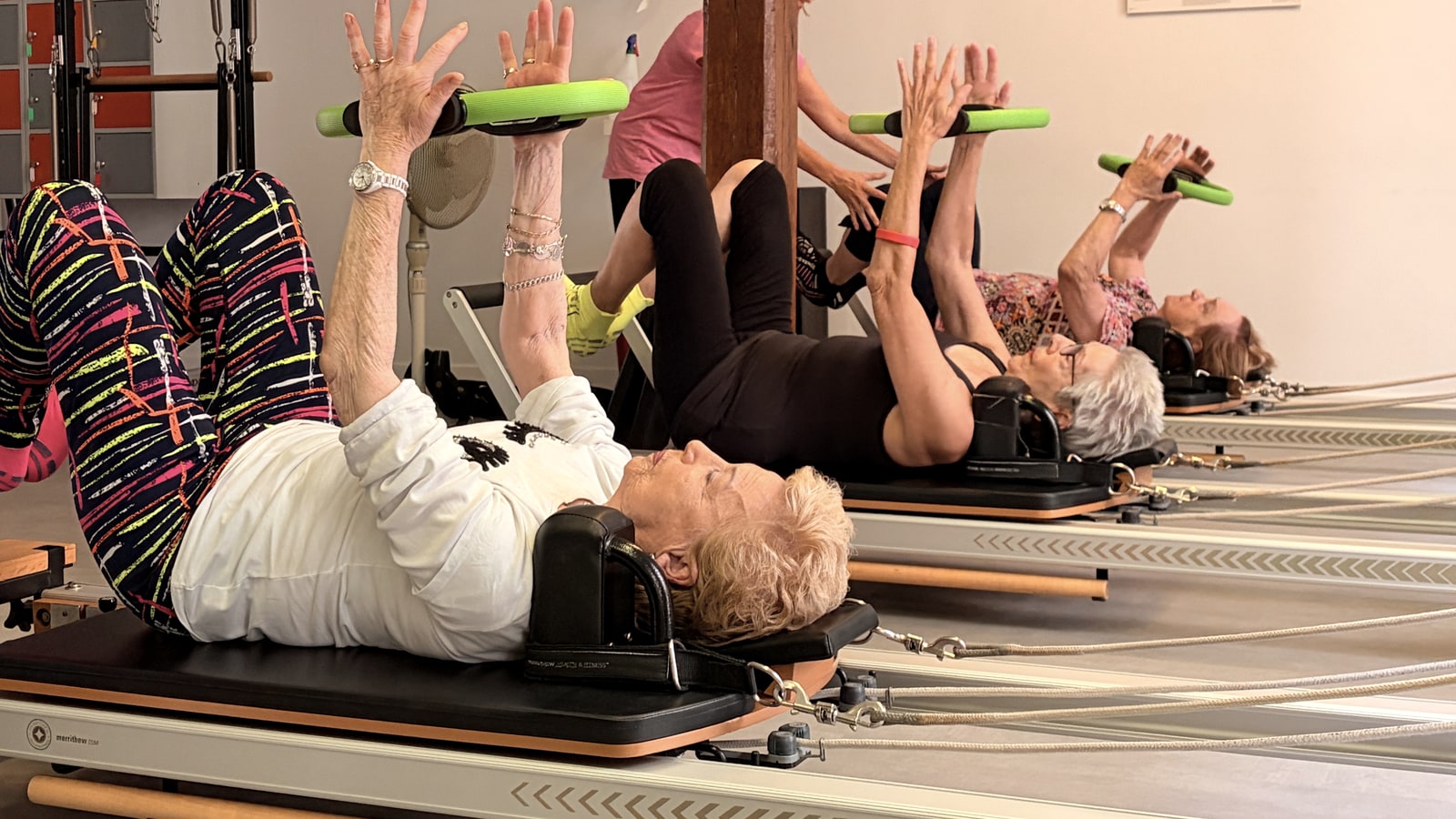 Alumnas practicando Pilates en reformer