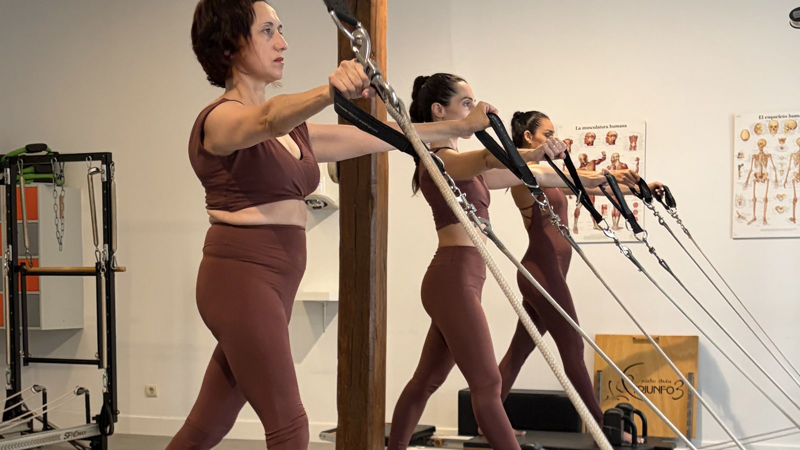 Alumnas avanzadas trabajando con muelles en reformer